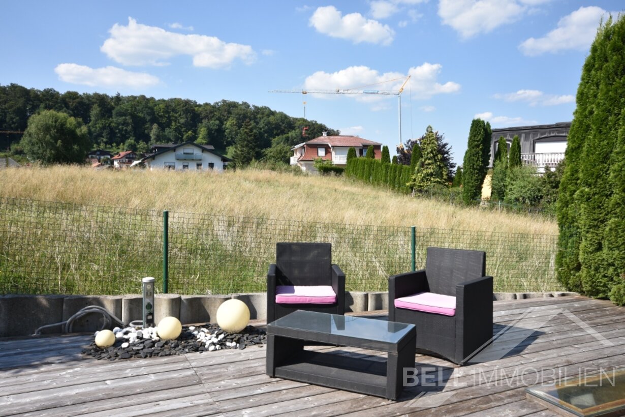 Hochwertig gebautes Wohnhaus mit Wintergarten