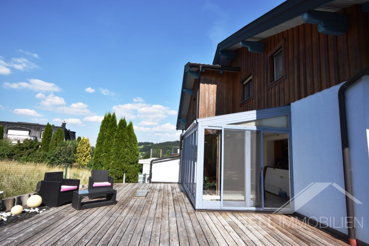 Hochwertig gebautes Wohnhaus mit Wintergarten