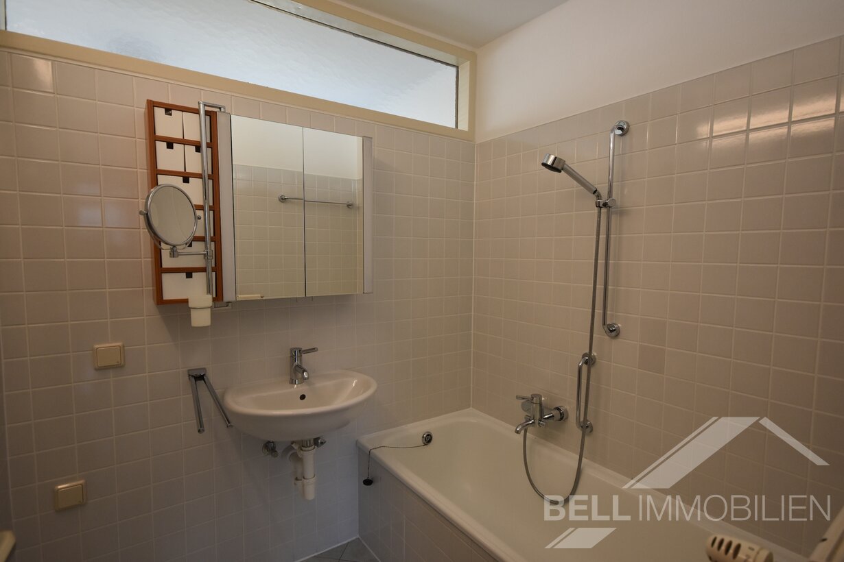Bad mit Wanne und Waschmaschinenanschluss