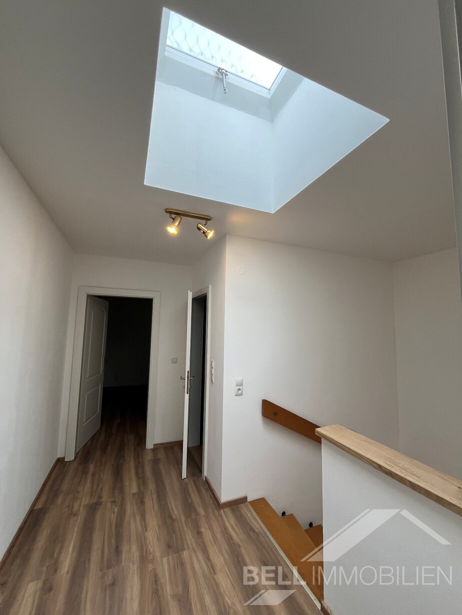 Vorraum mit Lichtkuppel im 1. OG