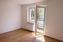 Wohnzimmer mit Ausgang auf den Balkon