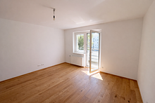 Wohnzimmer mit Ausgang auf den Balkon