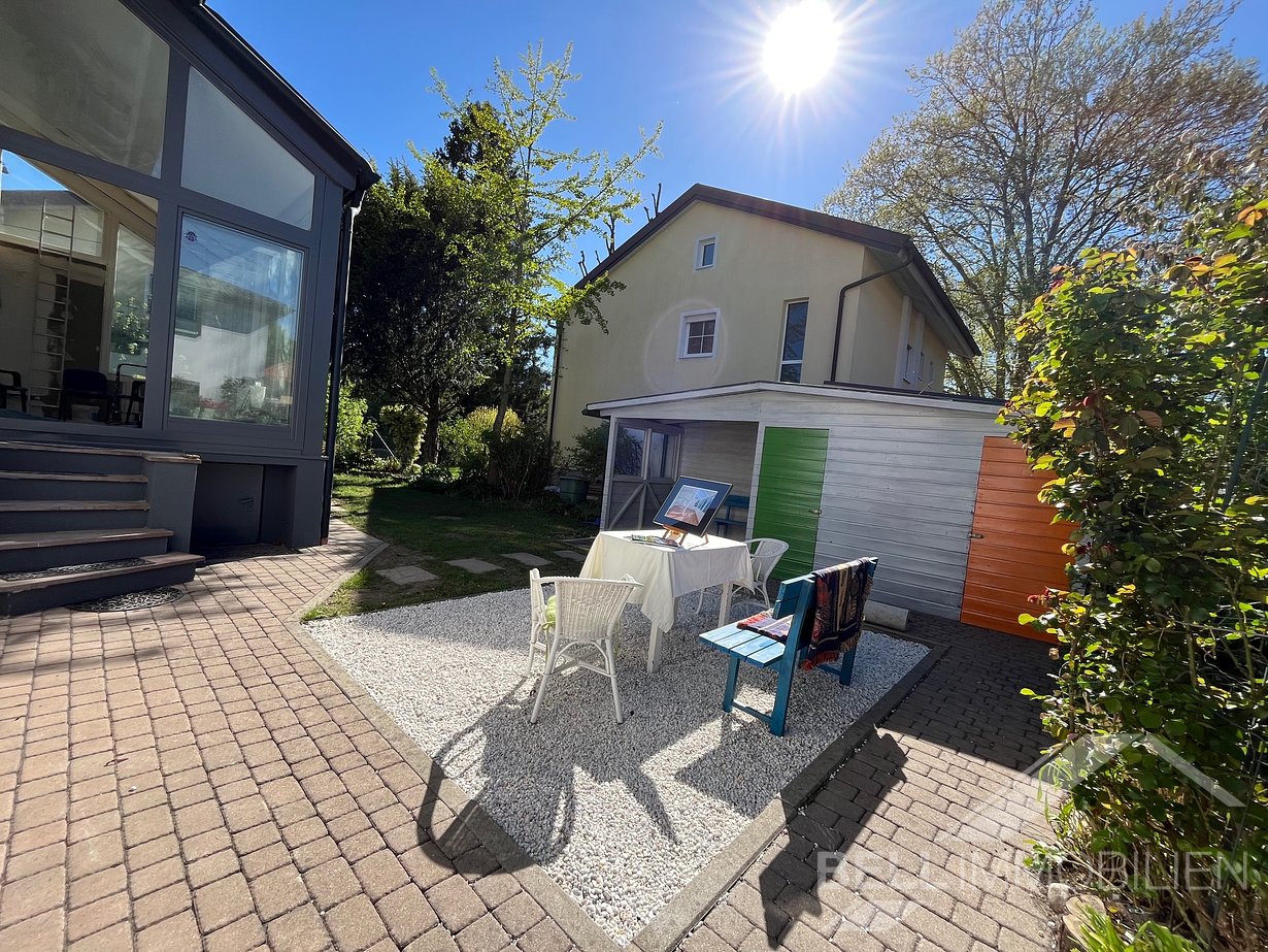 Garten mit Gartenhütte