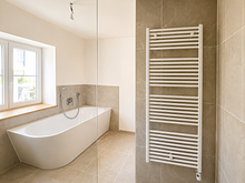 Modernes, neues Badezimmer im EG