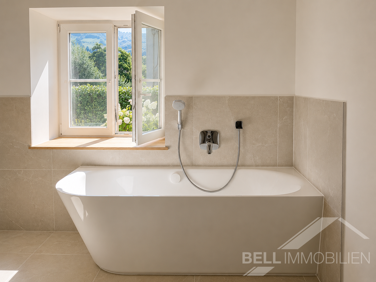 Modernes, neues Badezimmer im EG