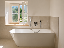 Modernes, neues Badezimmer im EG
