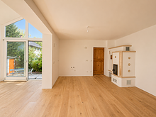 Wohnzimmer mit Küchenbereich + Kachelofen