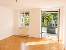 Wohnzimmer mit Ausgang auf Balkon