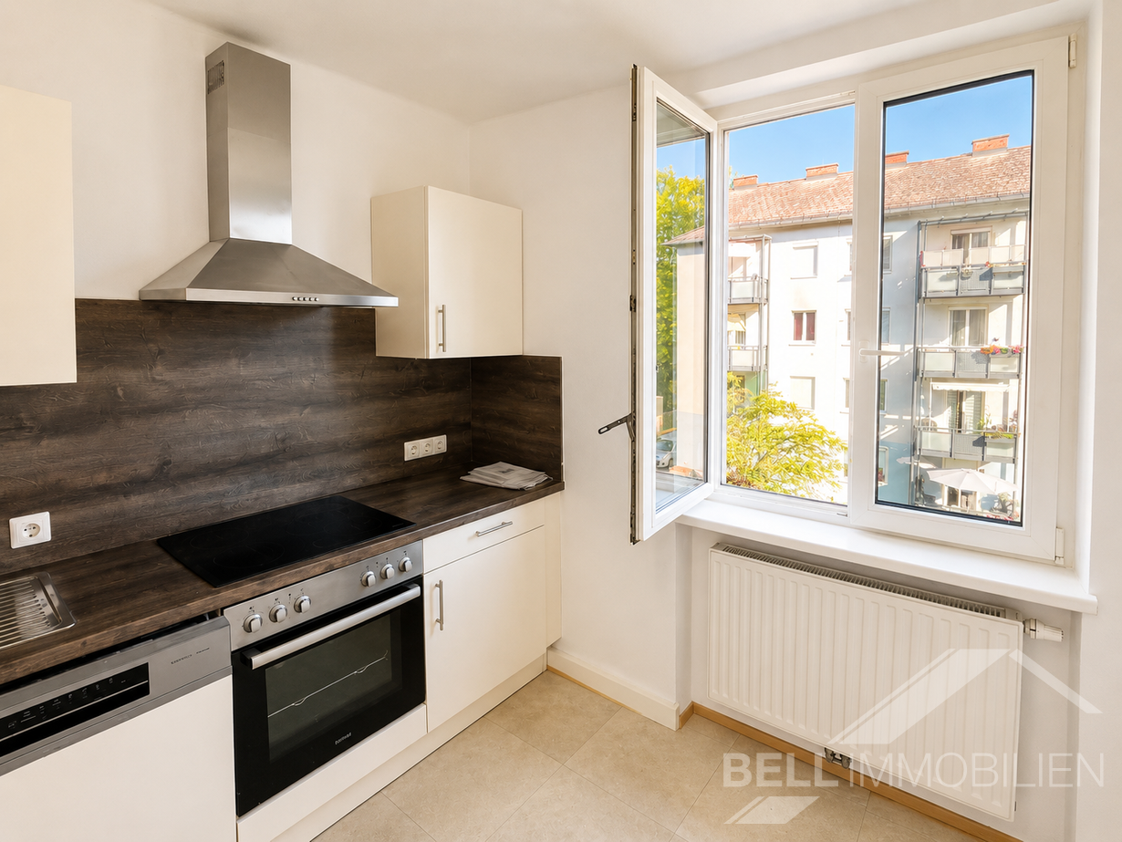 Moderne Küche mit Fenster
