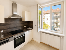 Moderne Küche mit Fenster