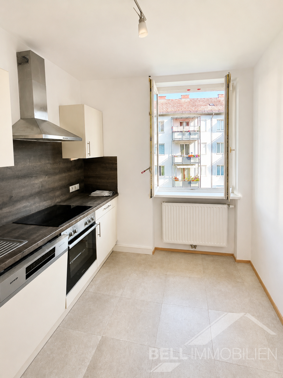 Moderne Küche mit Fenster