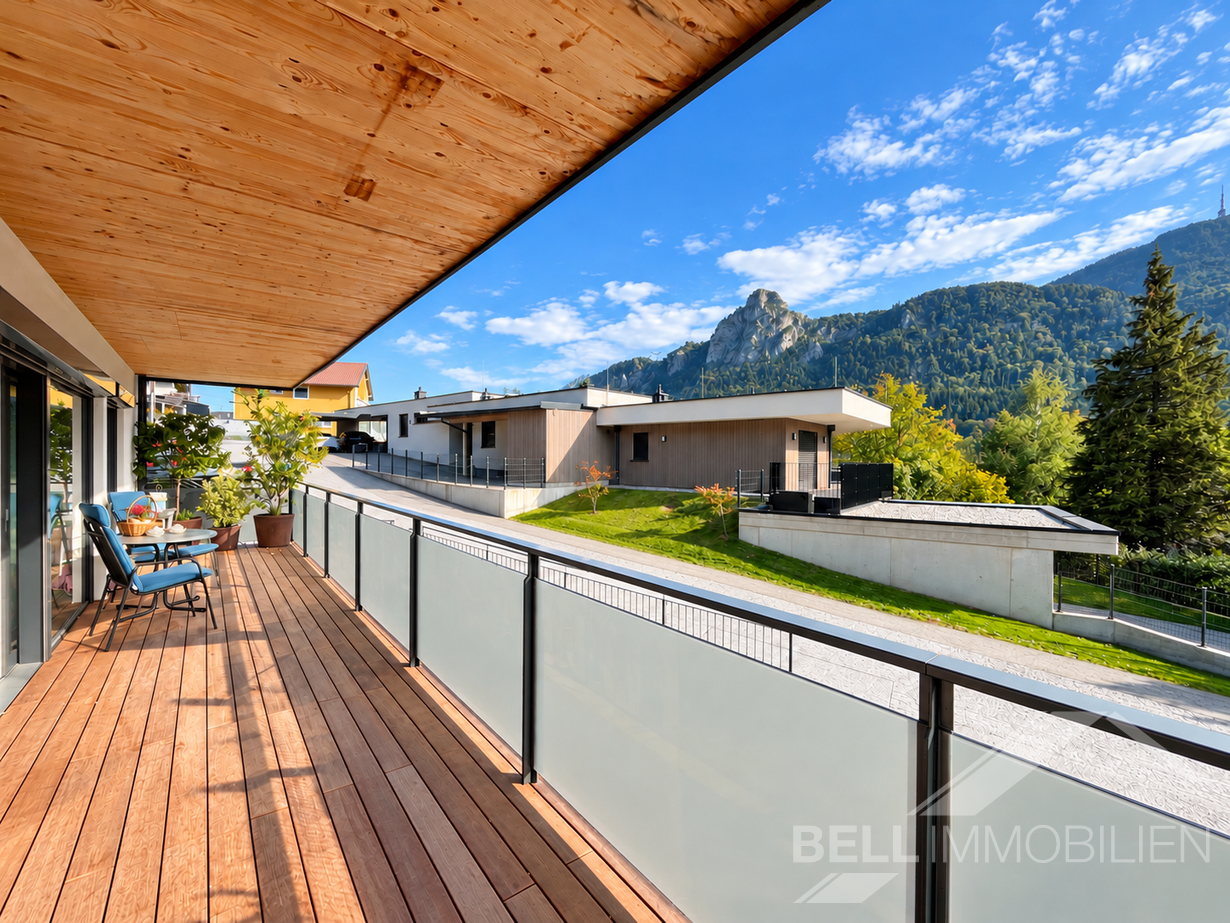 Terrasse mit Ausblick auf die Berge